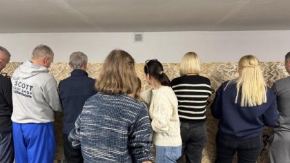 Pusiaukelės namuose nupinti maskuojantys tinklai prisidės prie Ukrainos gynėjų saugumo